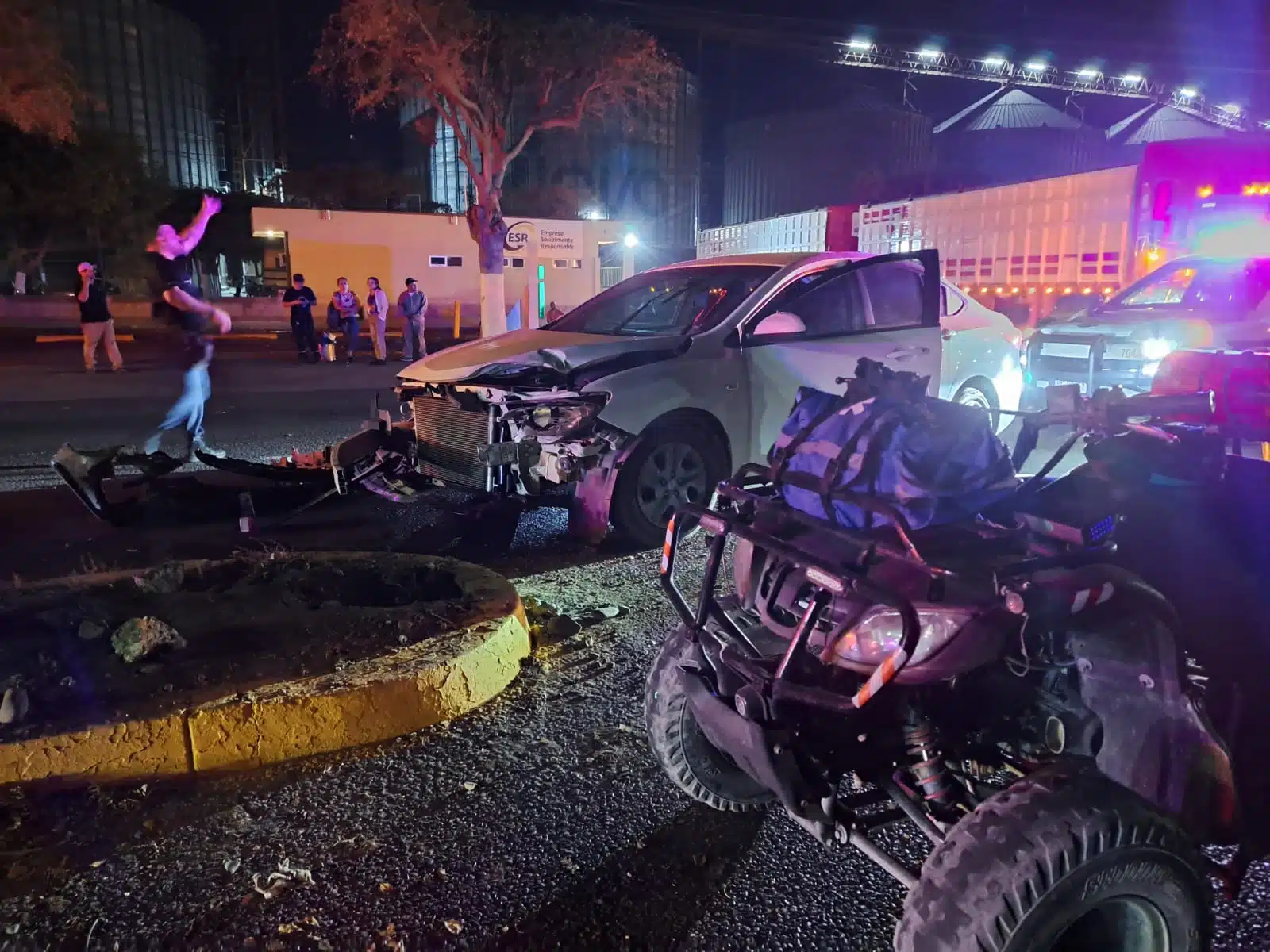 Vehículos dañados tras fuerte choque sobre la carretera Culiacán-Navolato