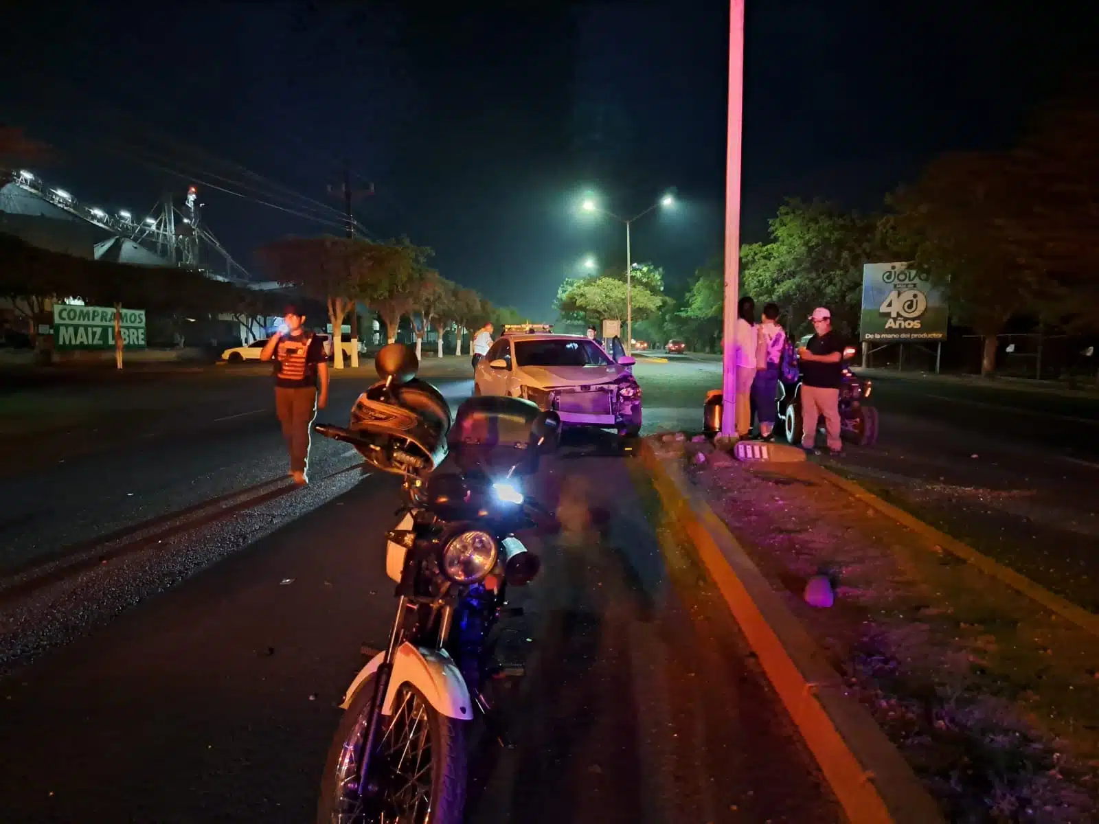 Vehículos dañados tras fuerte choque sobre la carretera Culiacán-Navolato