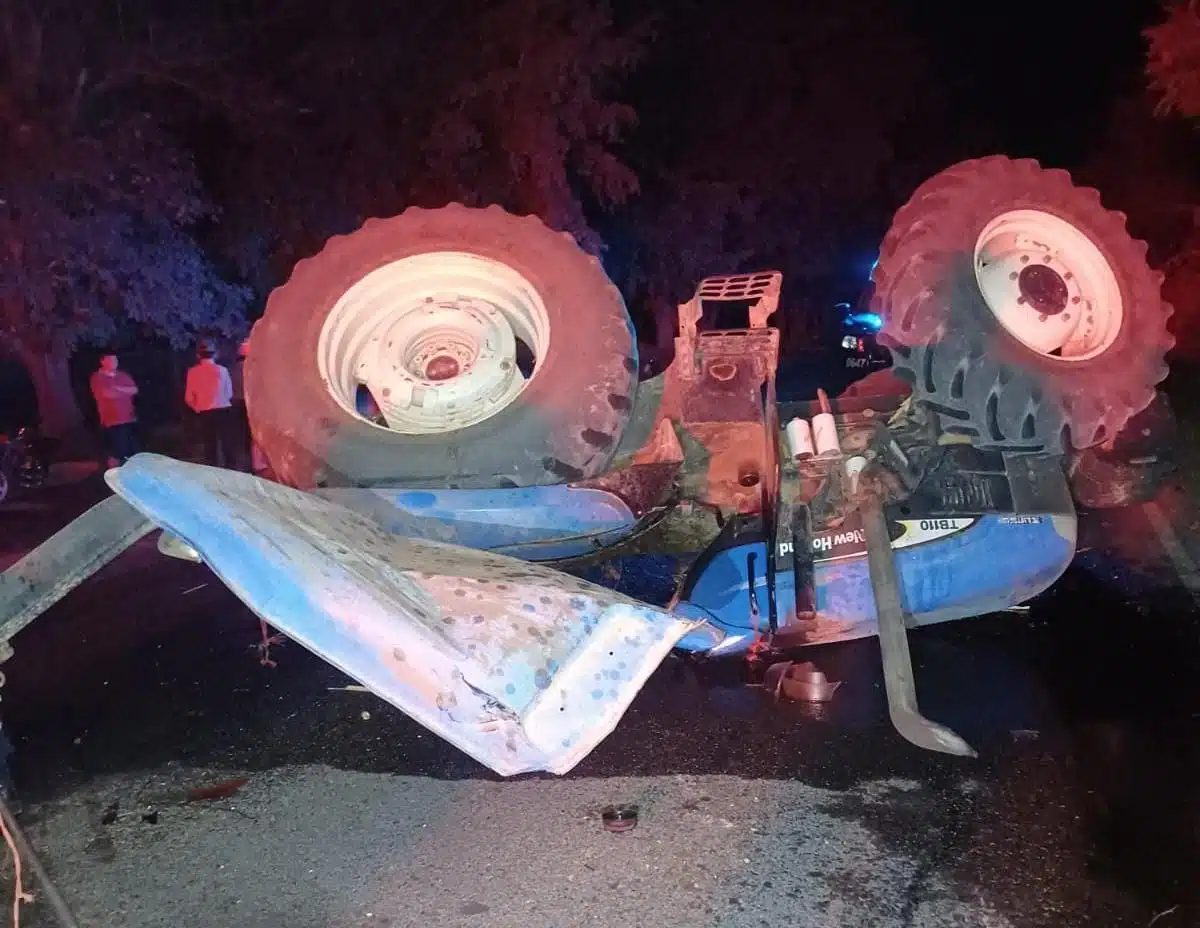 Tractor volcado y con severos daños tras el choque