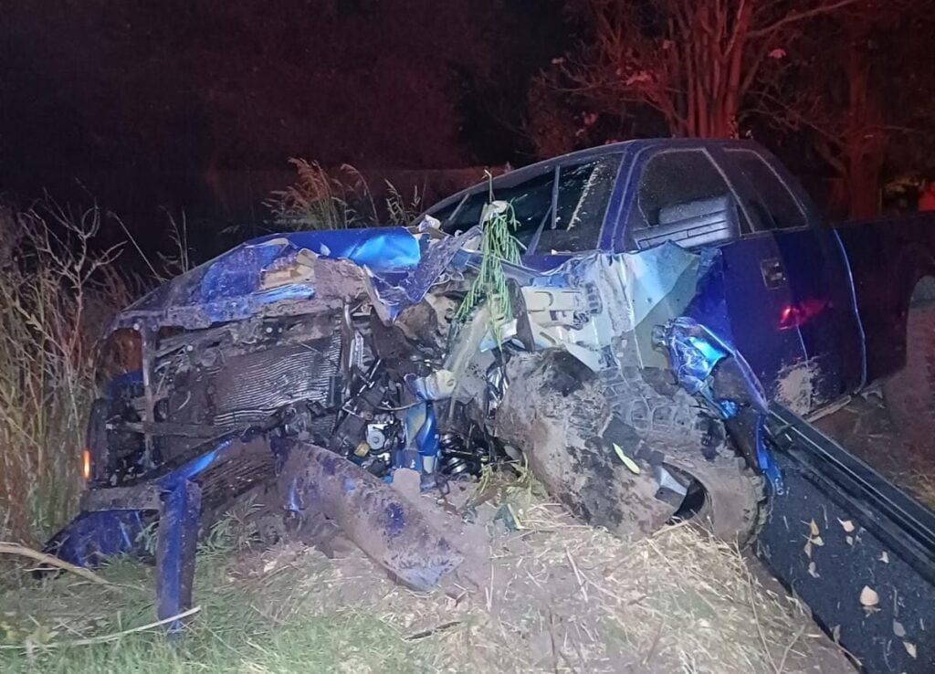 Camioneta Ford con el frente destrozado