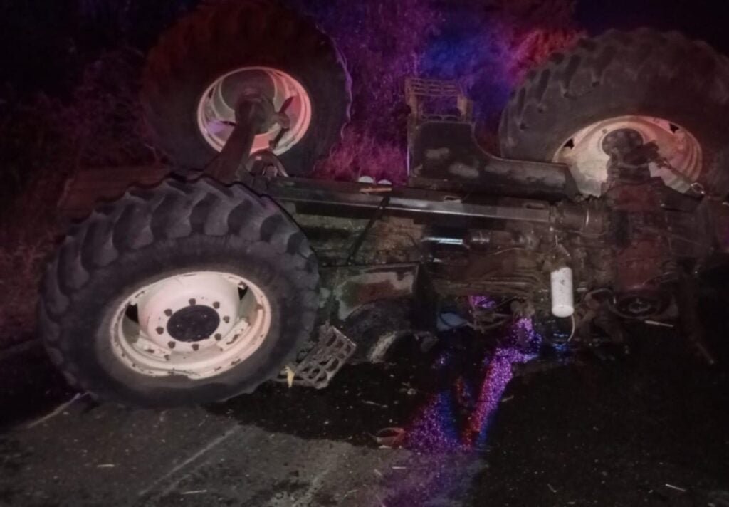 Tractor New Holland volcado y con daños en la carrocería