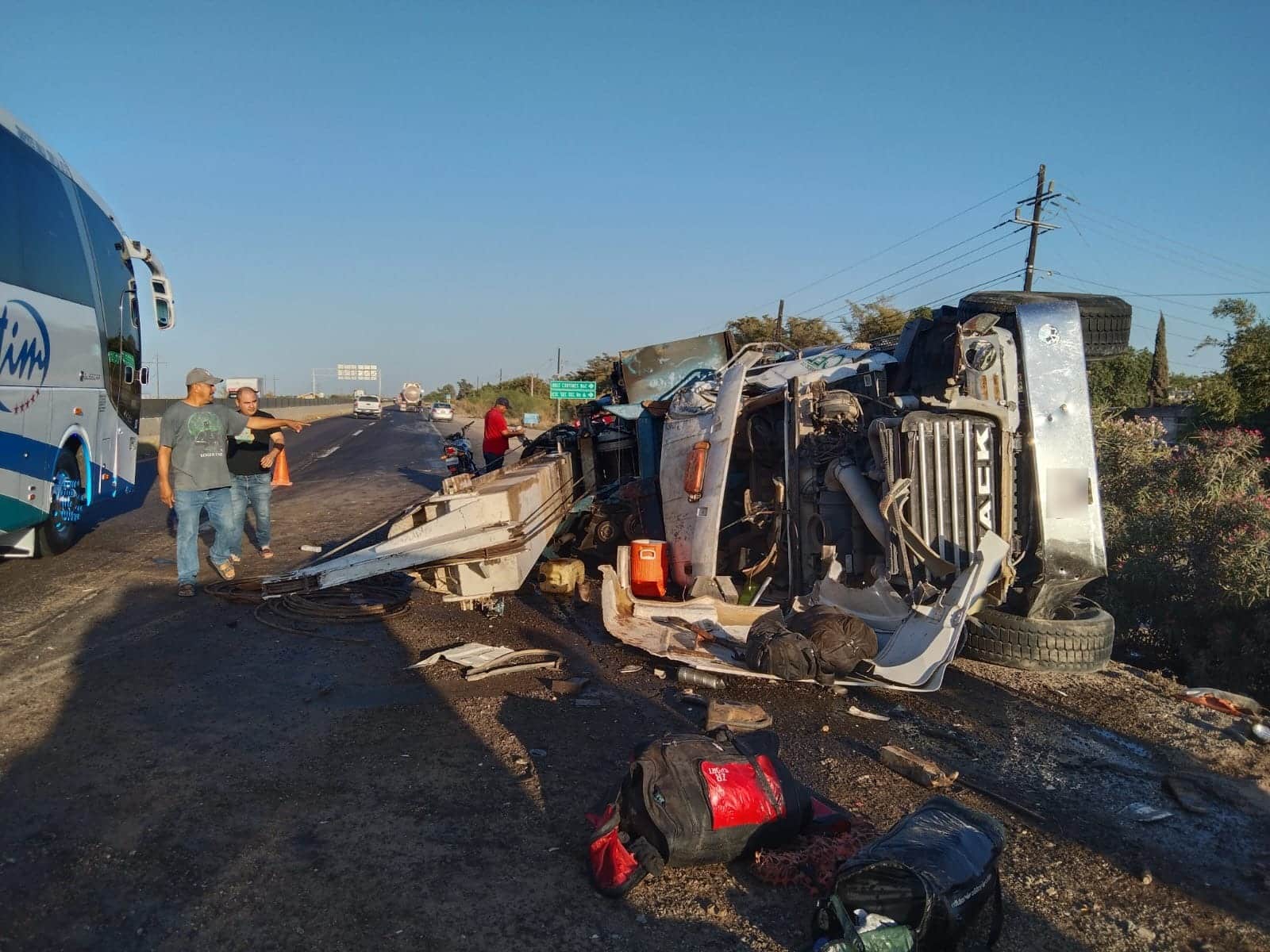 Tráiler volcado por la carretera Internacional México 15