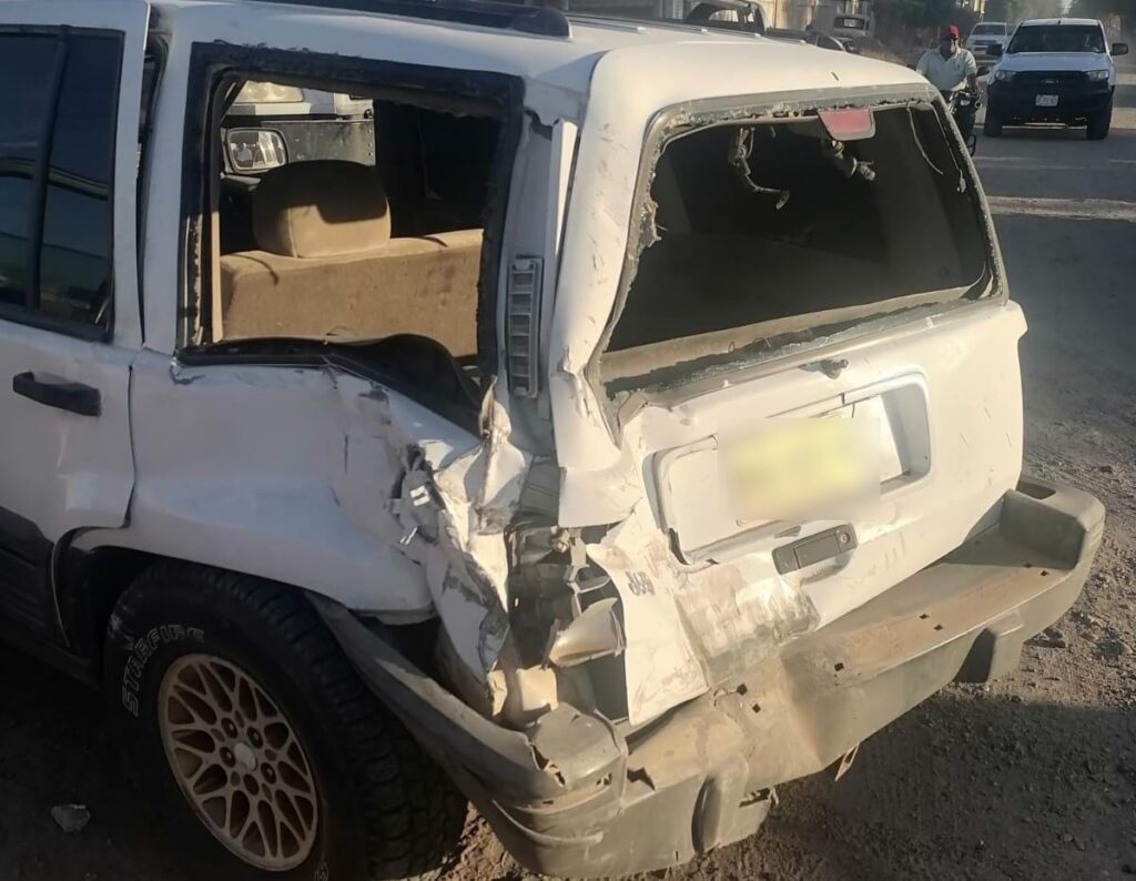 Vagoneta Jeep Cherokee con daños en la parte trasera