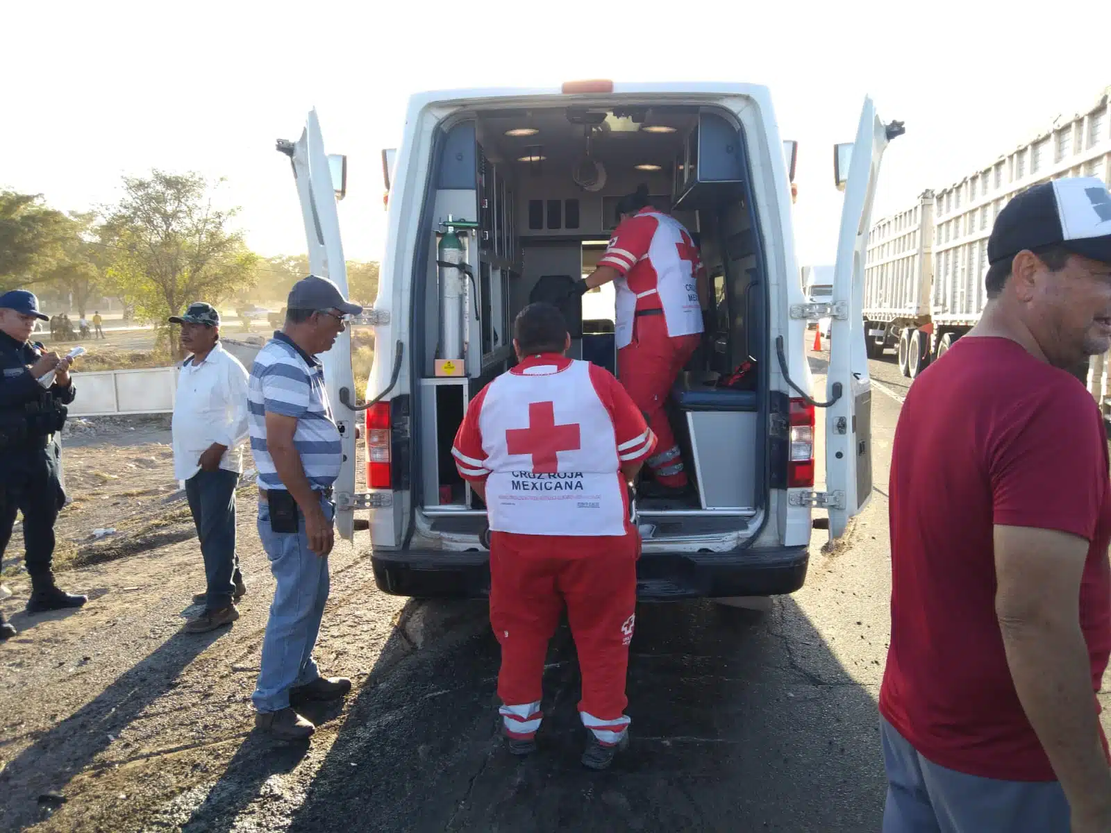Paramédicos de Cruz Roja auxiliando a la persona lesionada
