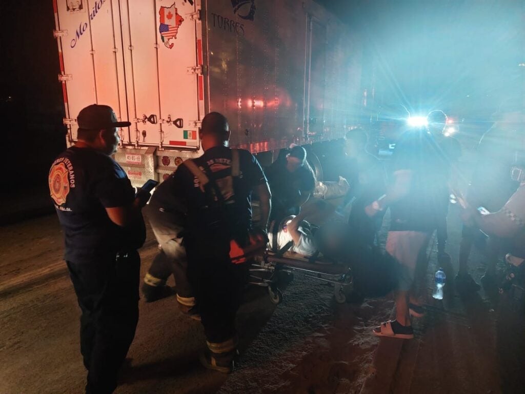 Personal de Bomberos Veteranos valorando al chofer que resultó herido en el choque