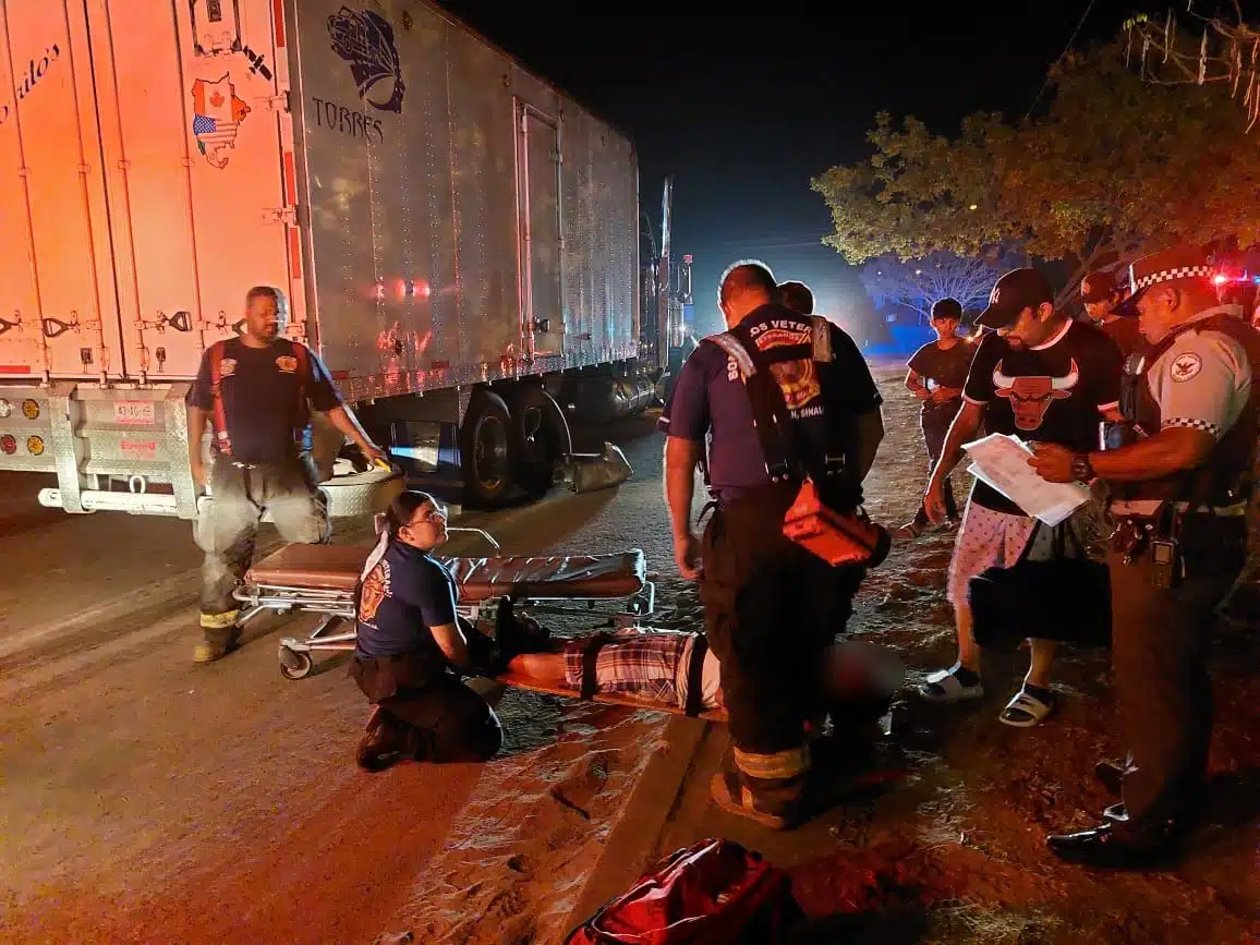 Bomberos Veteranos El Castillo auxiliando al chofer de tráiler que resultó lesionado