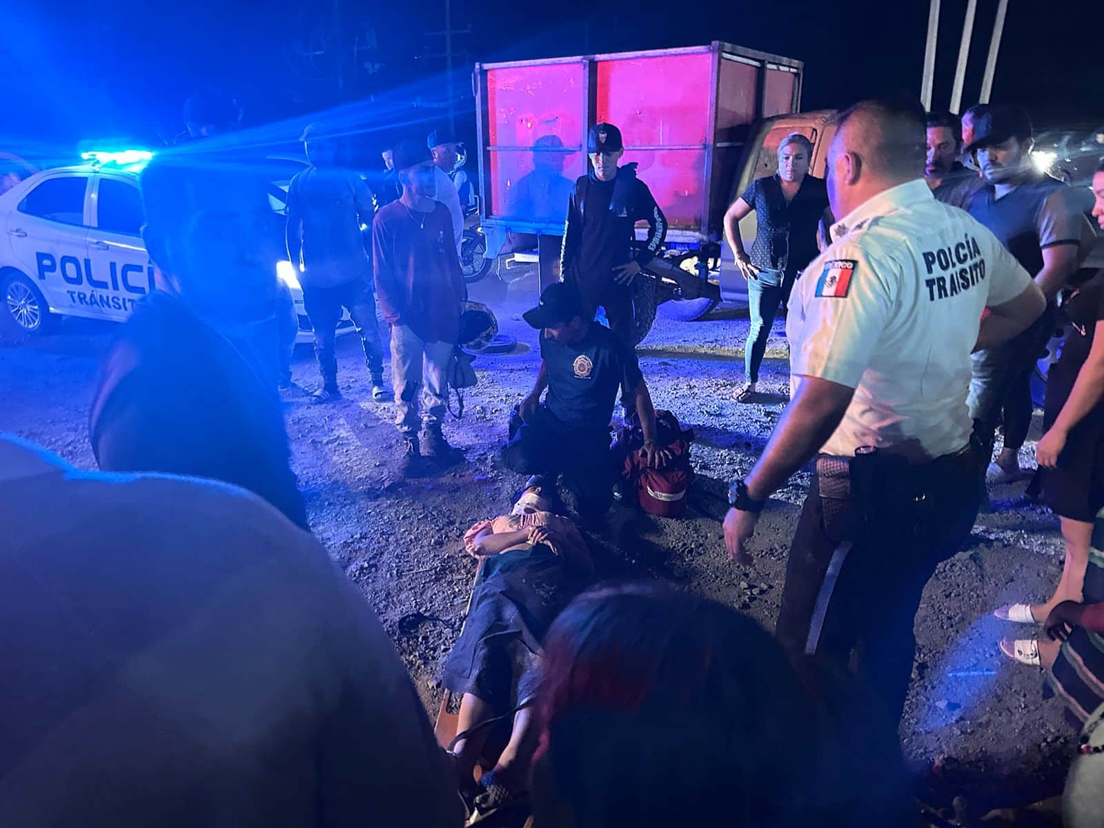 Motociclistas sufren aparatoso accidente contra una camioneta; joven resultó con probable traumatismo craneoencefálico leve