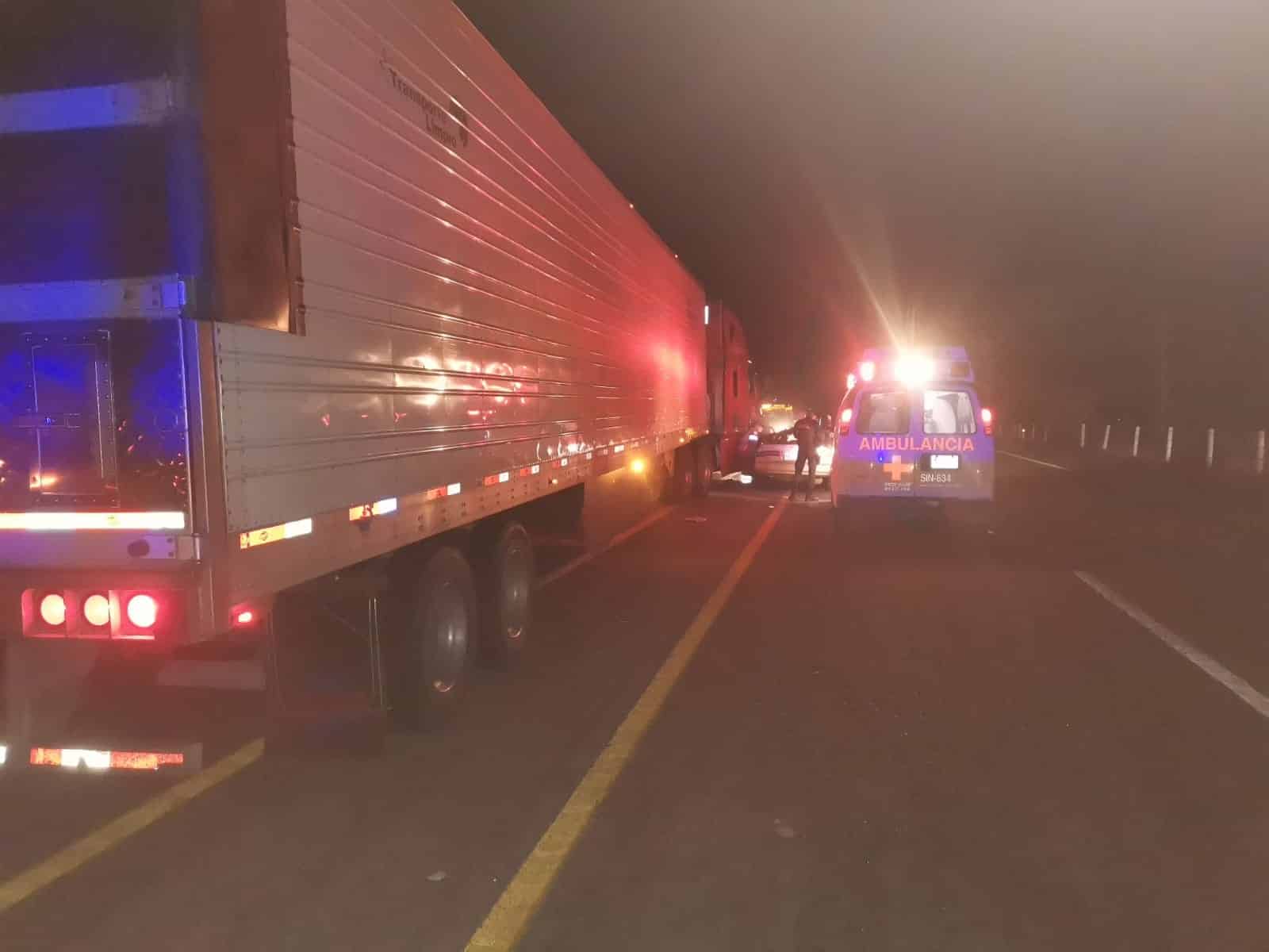 Ambulancia junto a los vehículos que participaron en el choque