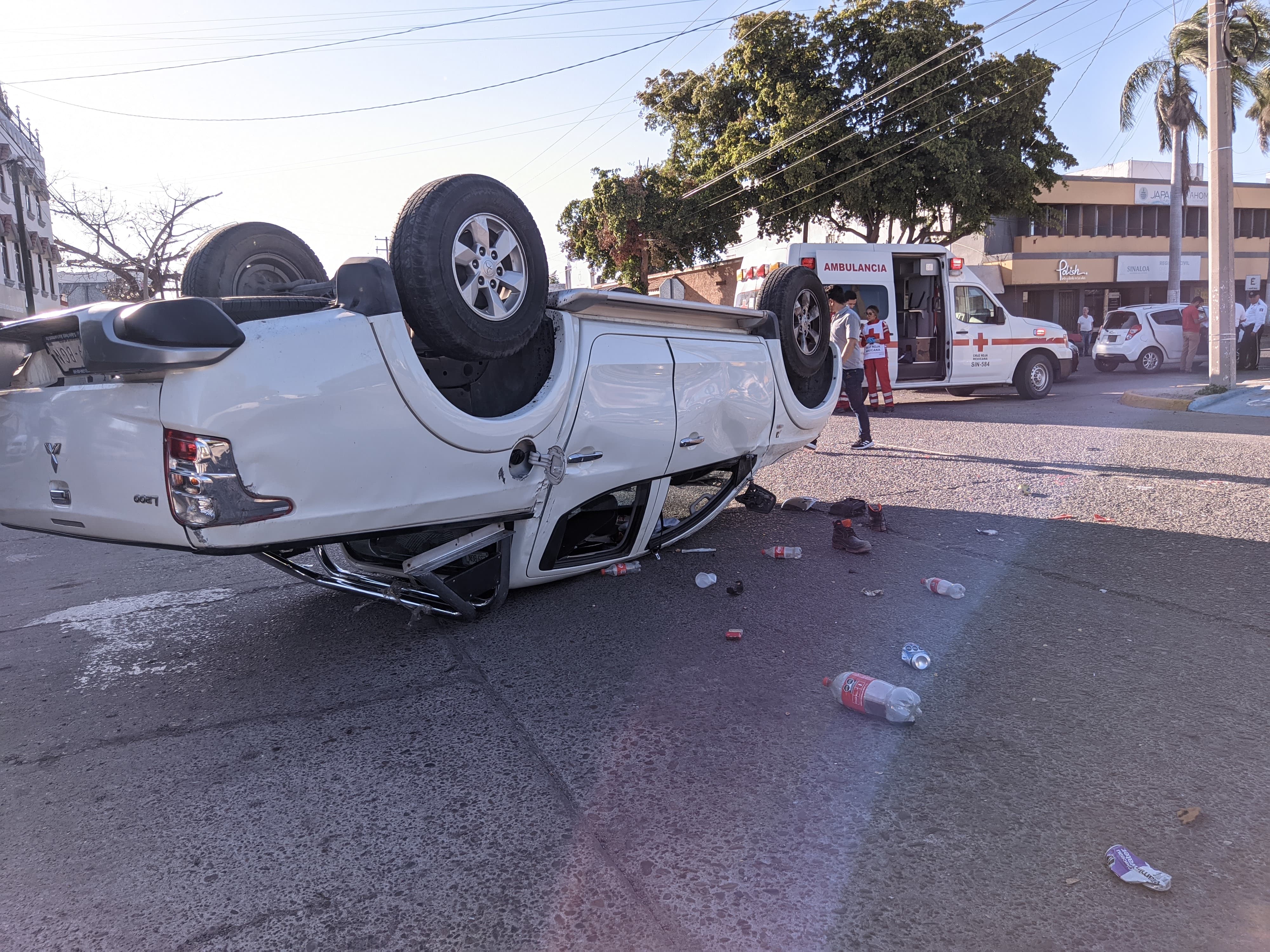 Uno de los vehículos terminó volcado luego del accidente.