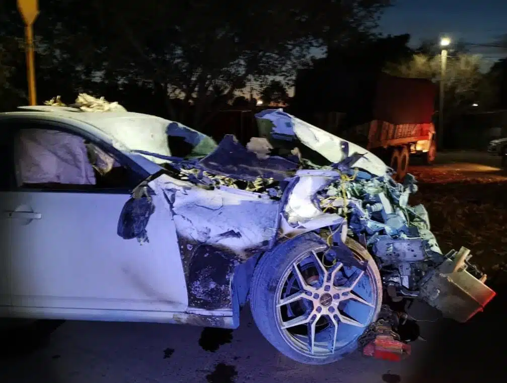 El automóvil presentó daños de consideración tras el accidente.