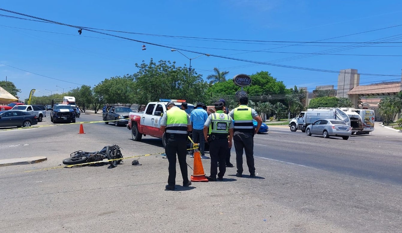 Protección Civil y de Seguridad Pública acordonan el sitio del accidente
