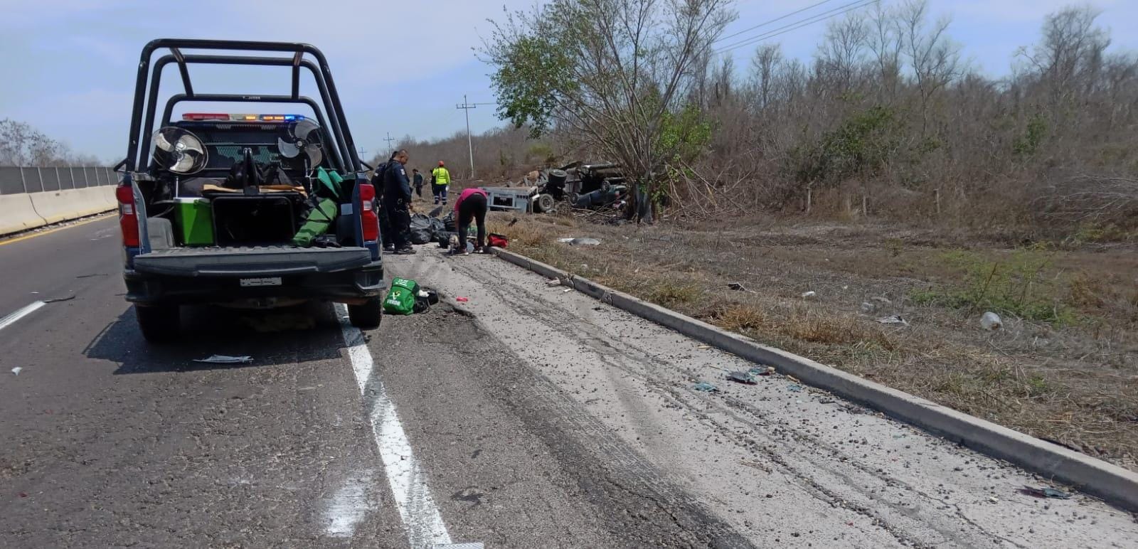 Un tráiler chocó con un auto en la autopista Mazatlán-Culiacán.