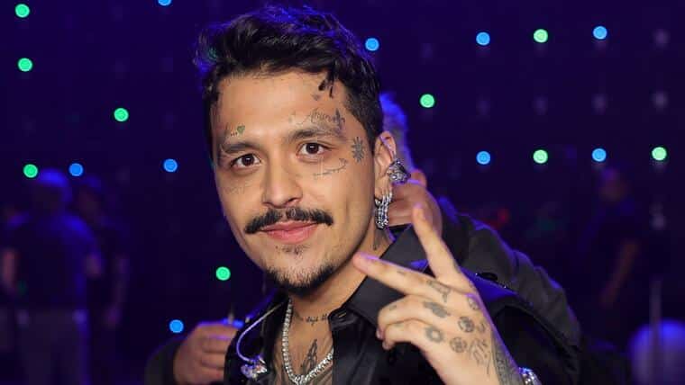 Christian Nodal dice estar arrepentido de ponerse diamantes en los dientes