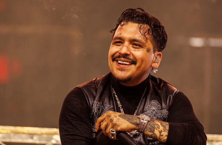 Christian Nodal tiene emotivo encuentro con sus fans en estacionamiento