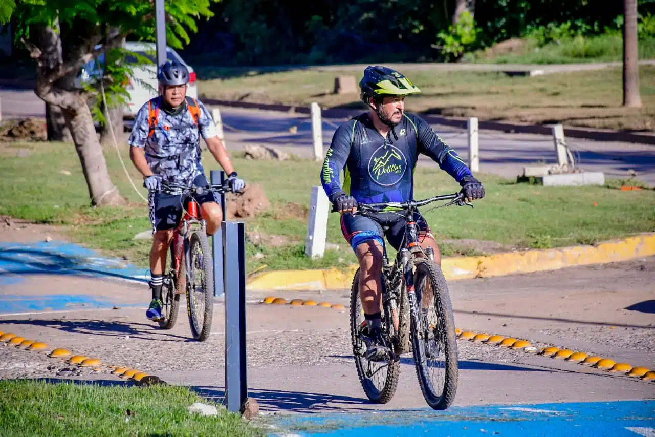 Personas pedaleando por la ciclovía de Cerritos
