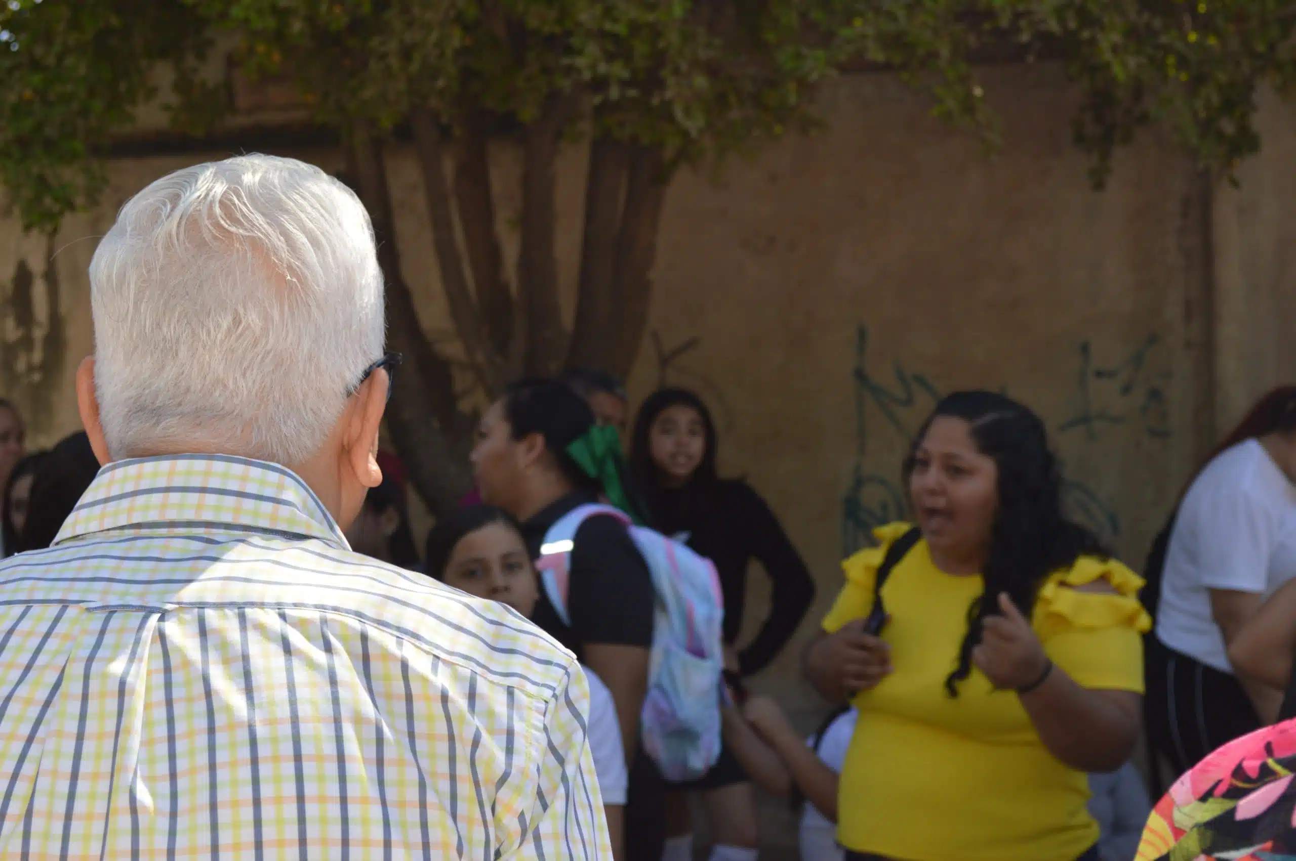 Varías mamás cerraron el plantel y piden la destitución de la directora.