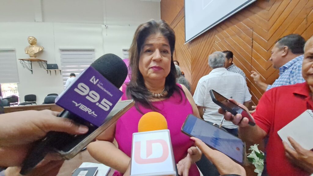 Claudia Magdalena Cárdenas Díaz, sindica procuradora, en entrevista con los medios de comunicación en Mazatlán