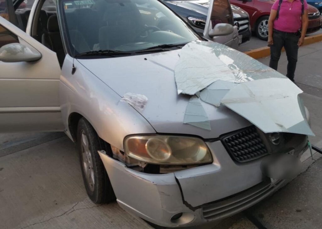 Vehículo Nissan Sentra gris que chocó contra la clínica