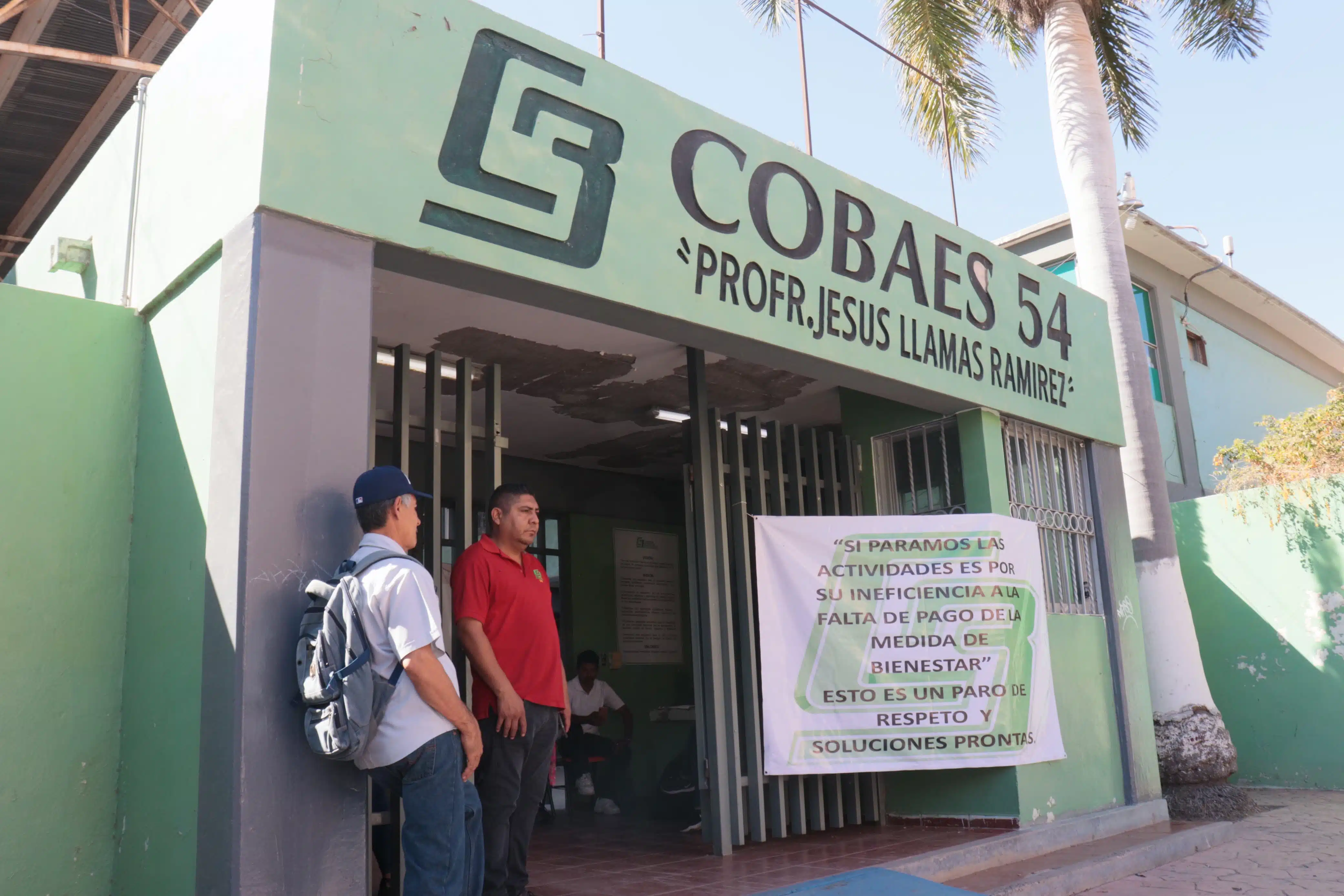 Pancarta de protesta afuera del Cobaes 54 en Los Mochis