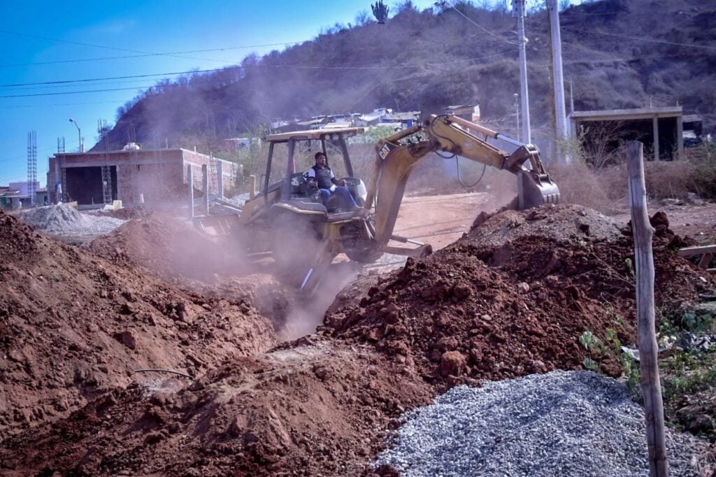 Desde hace 13 años vecinos de la calle Desierto en la colonia Rincón de Mazatlán han sufrido por el derramamiento de aguas residuales.