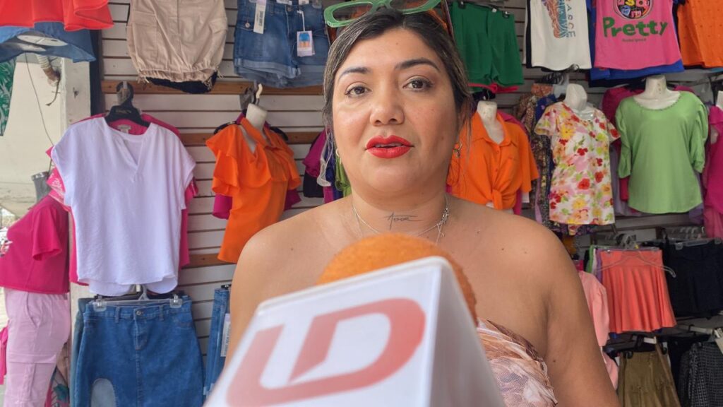 Indira Delgado Martínez, encarga de una tienda de ropa