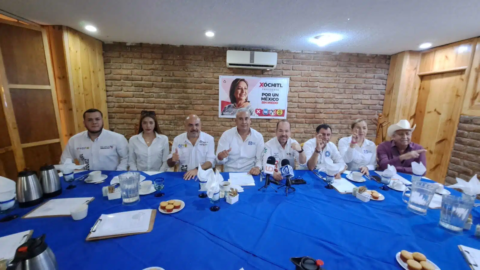 Rosario Moroyoqui López, presidente del Comité Directivo Municipal del Partido Acción Nacional en Guasave, en una conferencia de prensa con los medios de comunicación