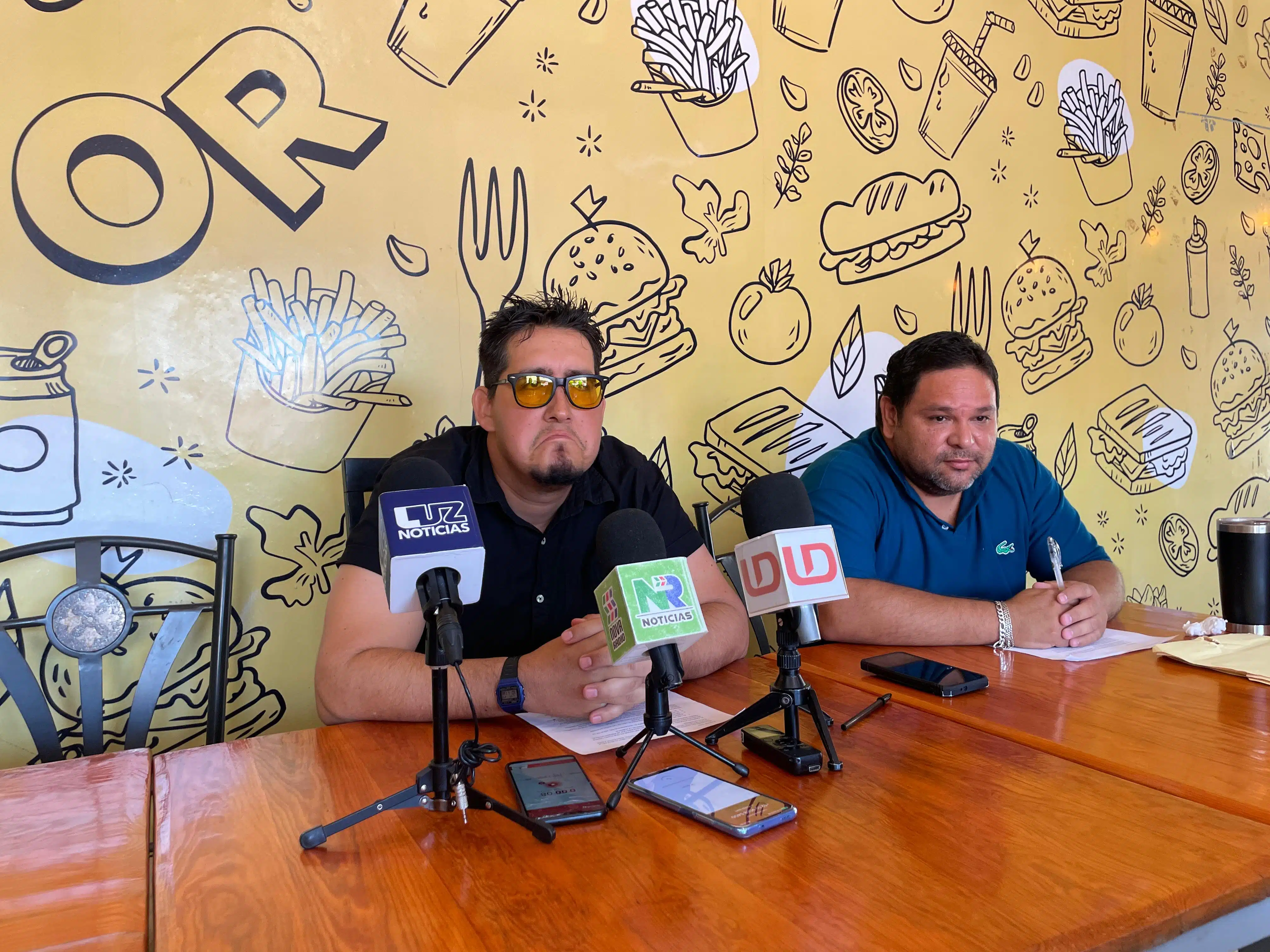 Comité Felipe “Tibio” Muñoz de la alberca olímpica de Ahome en una conferencia de prensa con los medios de comunicación