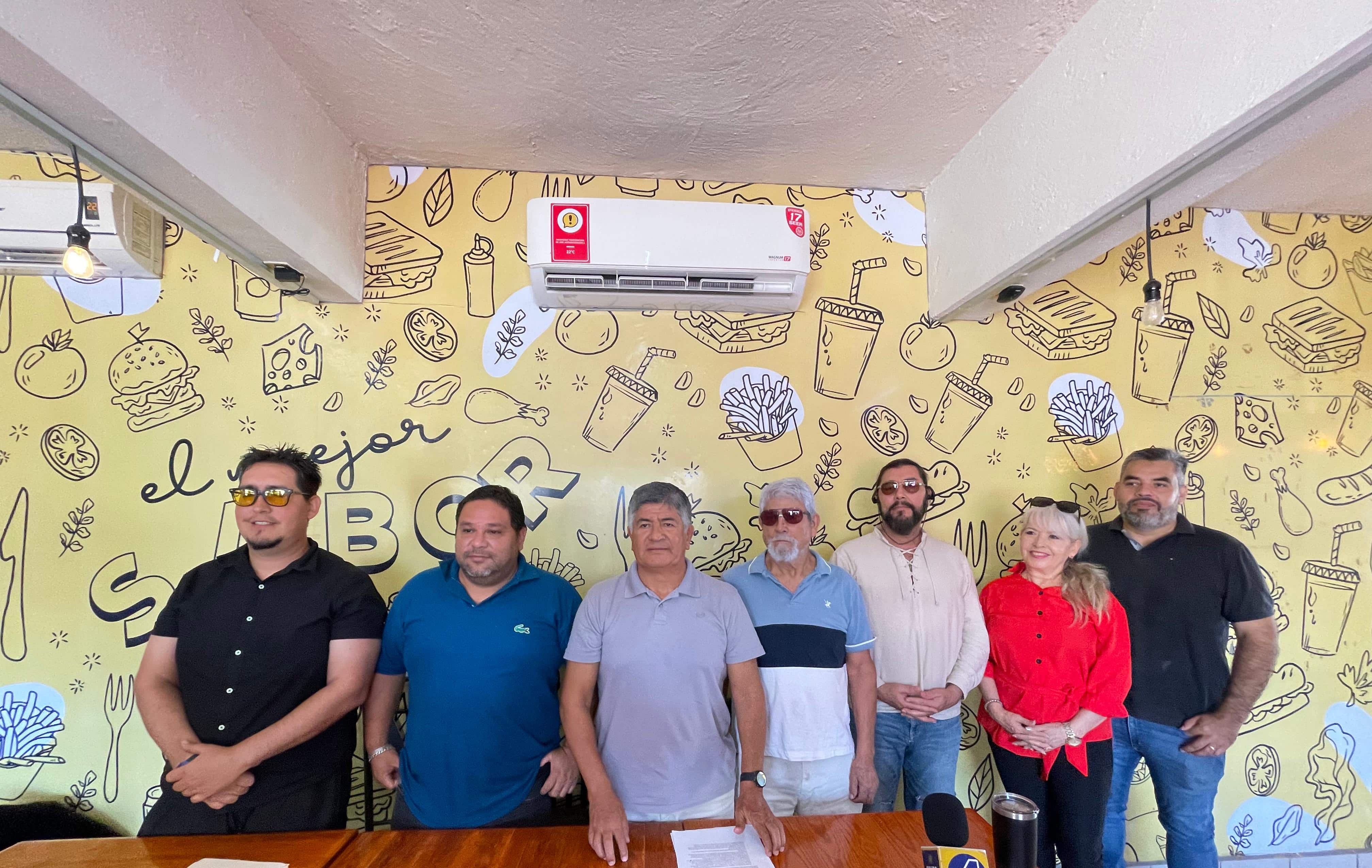 Comité Felipe “Tibio” Muñoz de la alberca olímpica de Ahome en una conferencia de prensa con los medios de comunicación