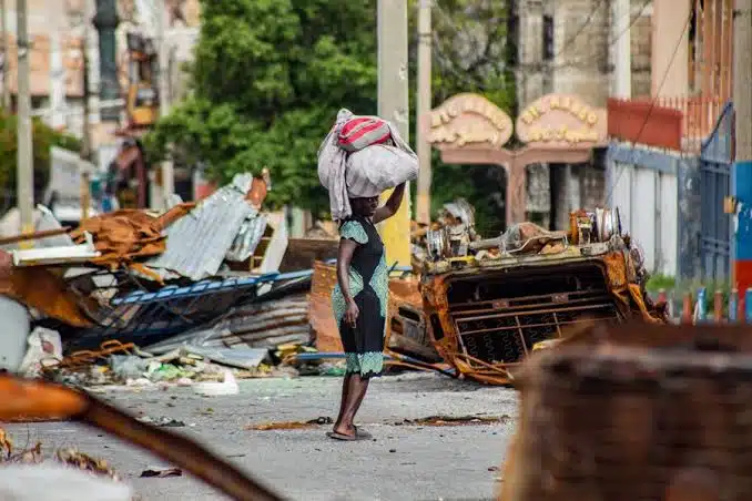 Continúa violencia en Puerto Príncipe; familias salen huyendo