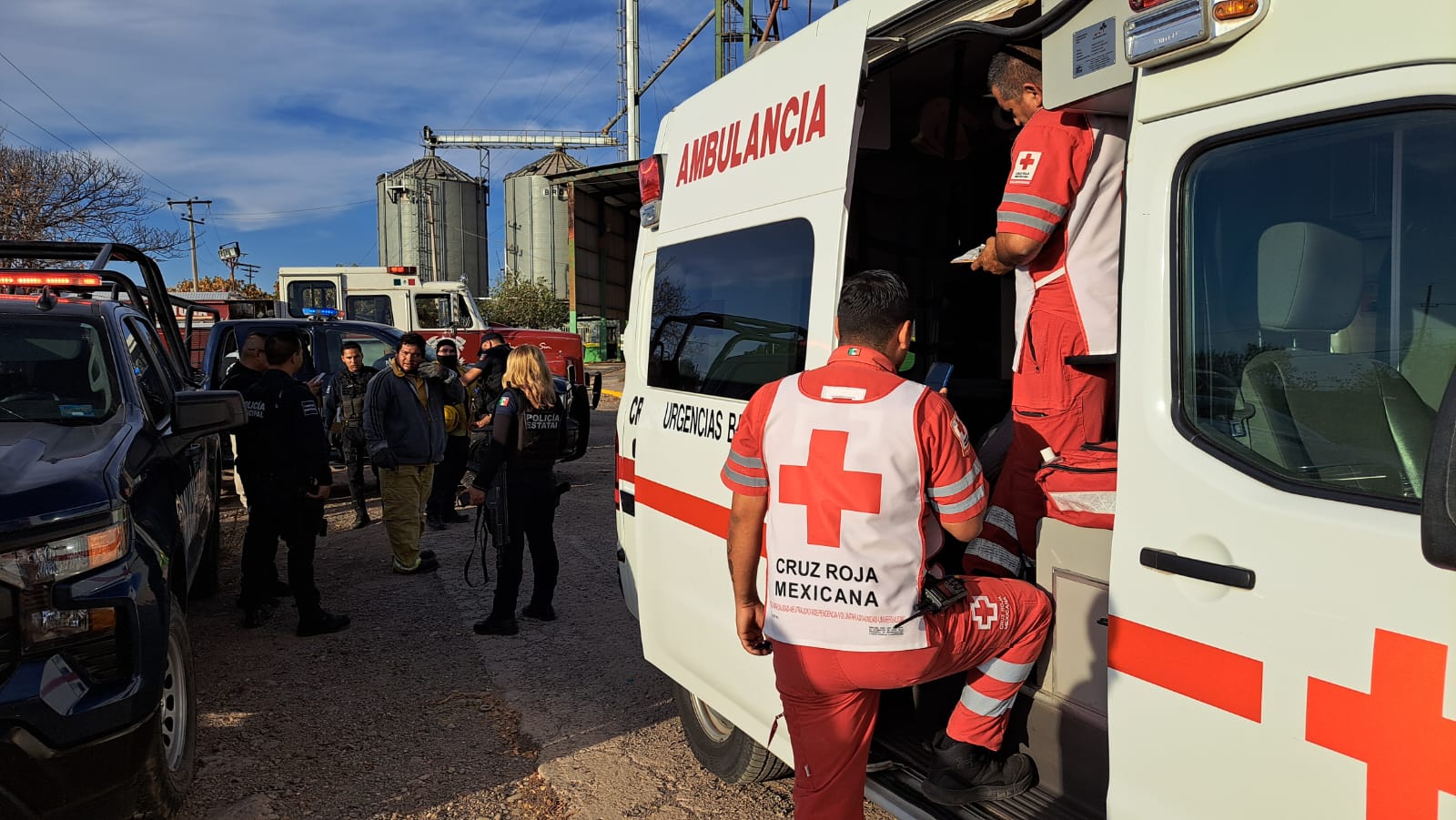 Elementos y ambulancia de la Cruz Roja, y Policías municipales en el lugar donde unas abejas les picaron a tres trabajadores de una bodega de granos ubicada por la carretera Guamúchil-Angostura