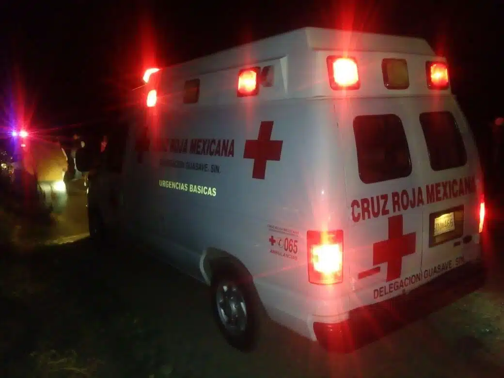 Ambulancia de la Cruz Roja en el lugar donde ocurrió la tragedia