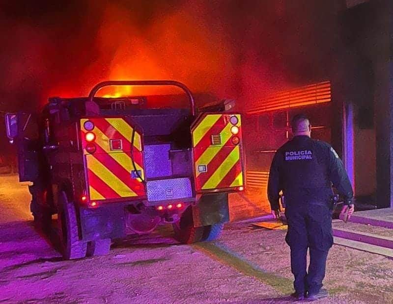 Voraz incendio deja como saldo dos vehículos como pérdida total y varios daños materiales