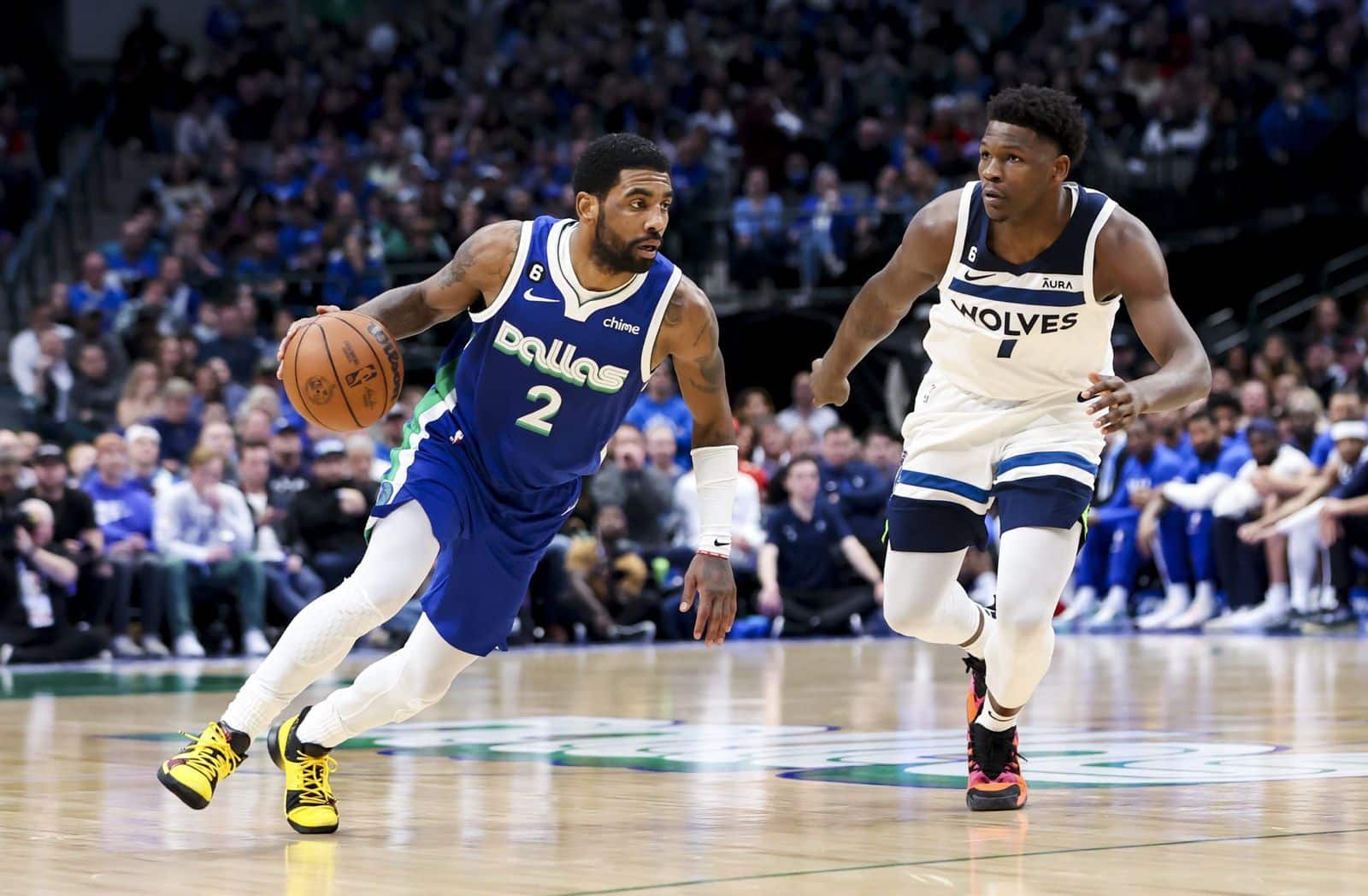 2 jugadores de basquetbol, uno de Dallas y el otro de Wolves
