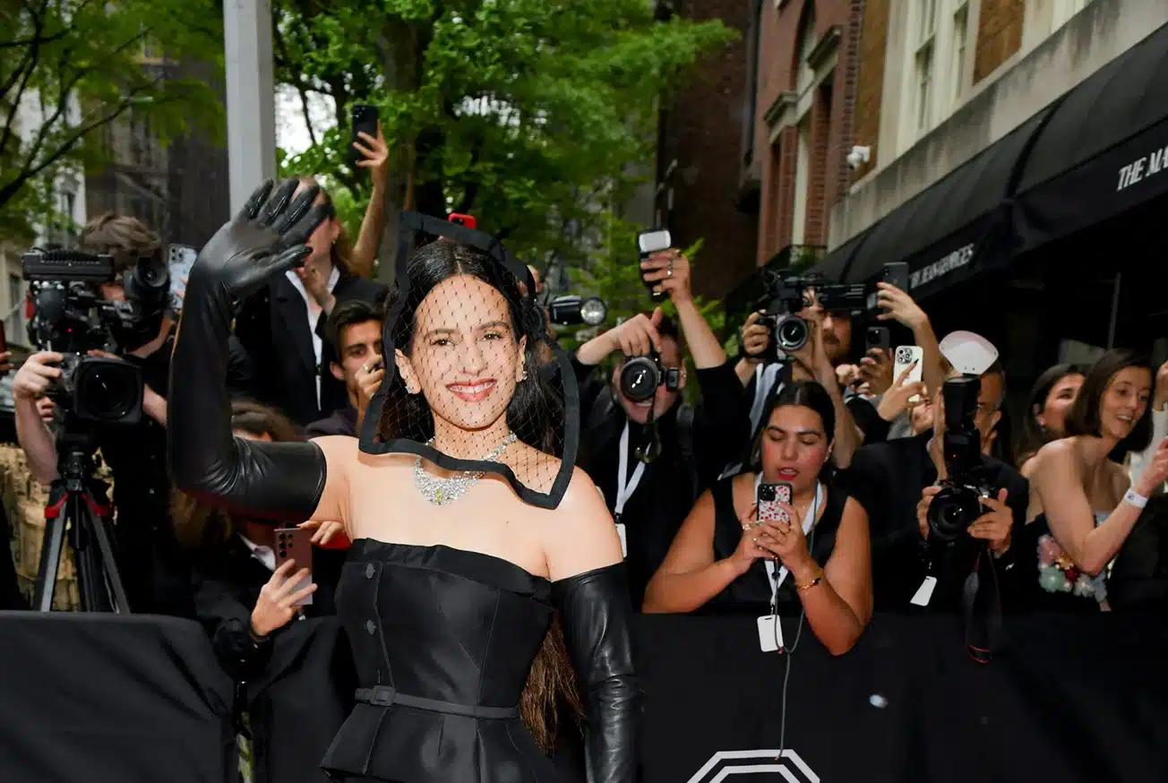 De vestido negro y elegante, aparece Rosalía en la alfombra roja de la Met Gala 2024