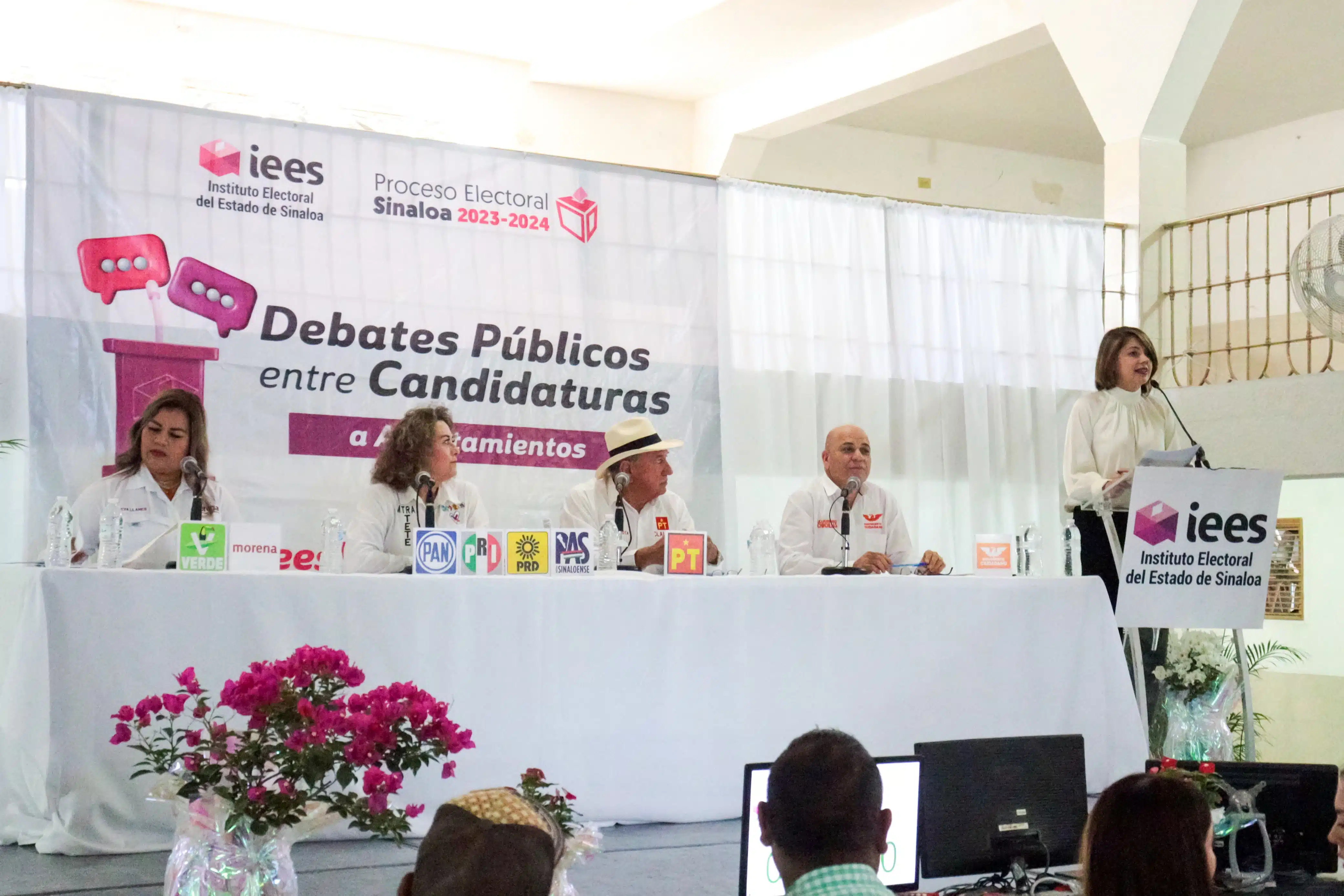 Candidatos a la alcaldía de Juan José Ríos en el debate del IEES