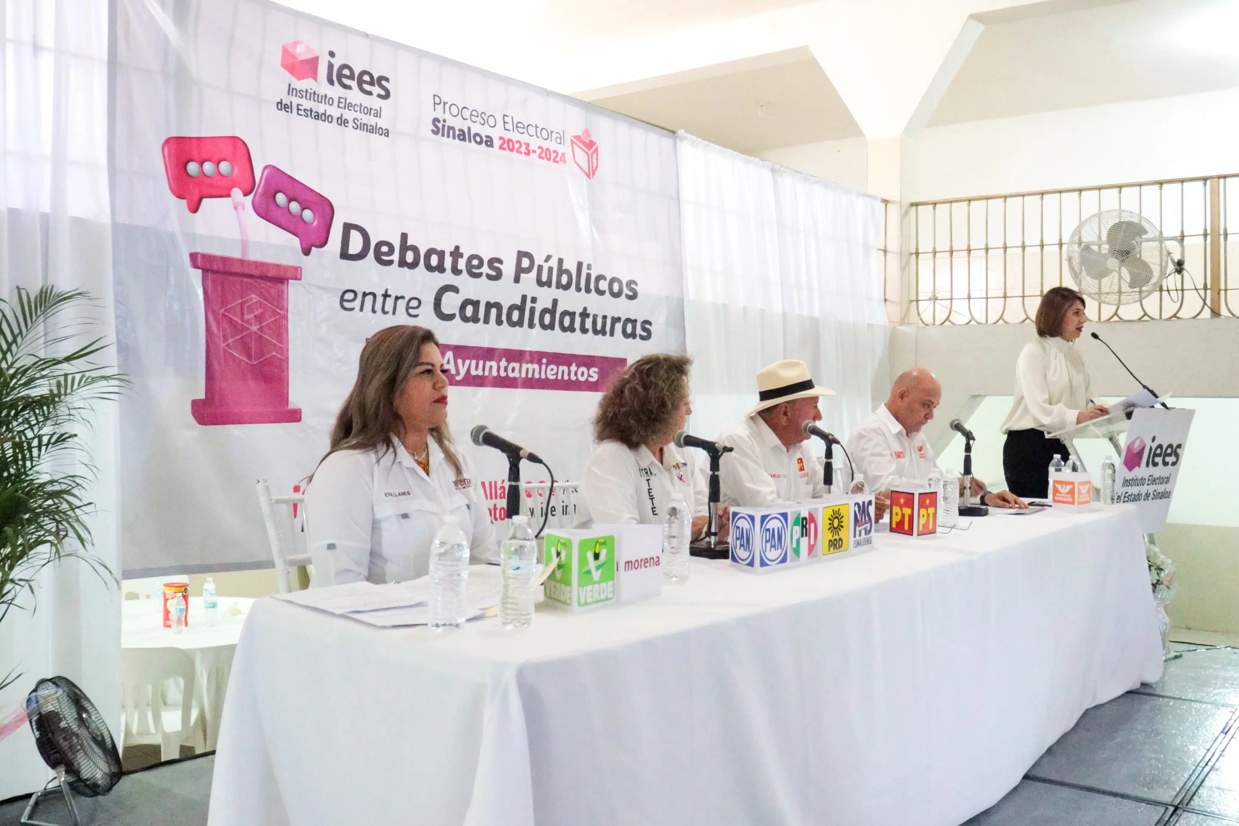 Candidatos a la alcaldía de Juan José Ríos en el debate del IEES