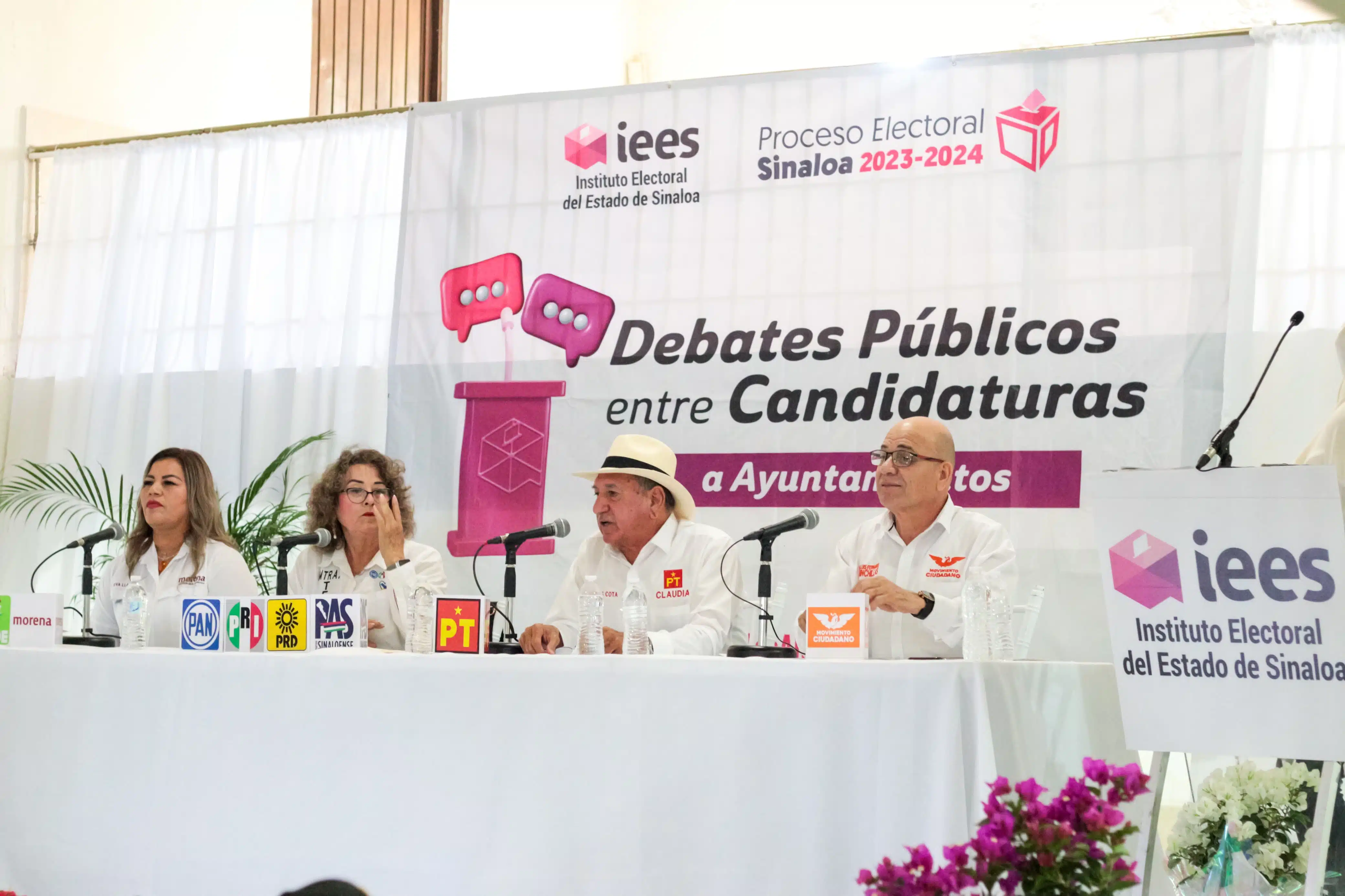 Candidatos a la alcaldía de Juan José Ríos en el debate del IEES