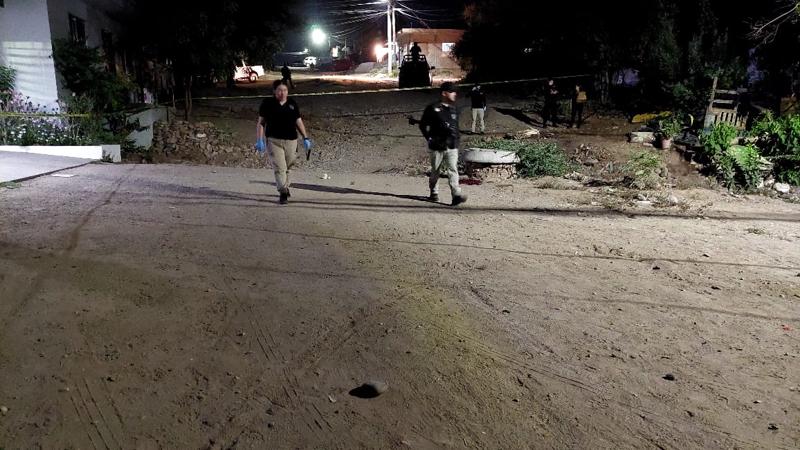 Agentes periciales realizando labores en el lugar de los hechos