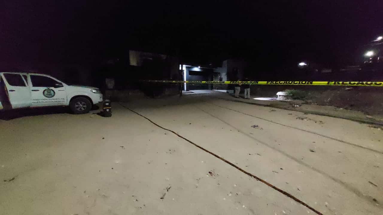 Agentes periciales realizando labores en el lugar de los hechos
