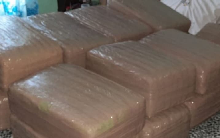 Decomisan mariguana tras volcadura de camioneta en la carretera México -Toluca