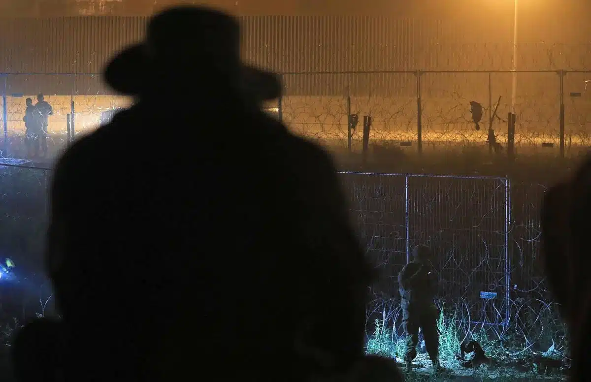 Denuncian migrantes disparos de la Guardia de Texas mientras duermen a orillas del Río Bravo