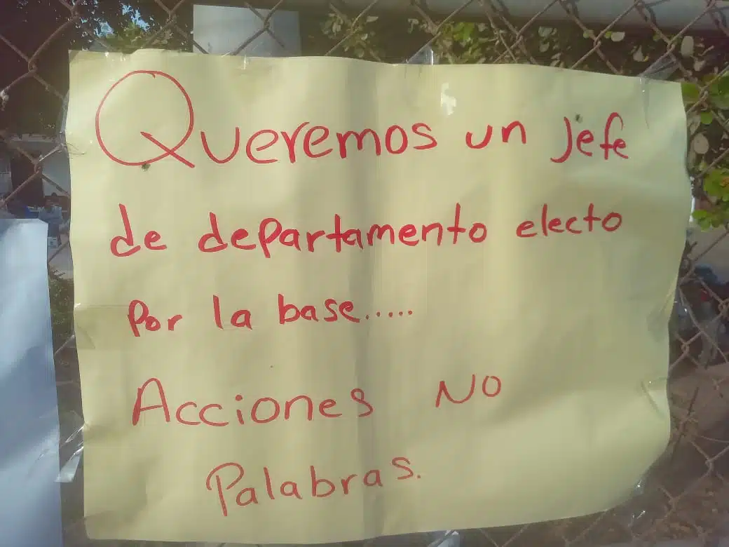 Cartulinas afuera de las oficinas del Departamento de Educación Indígena en Ahome