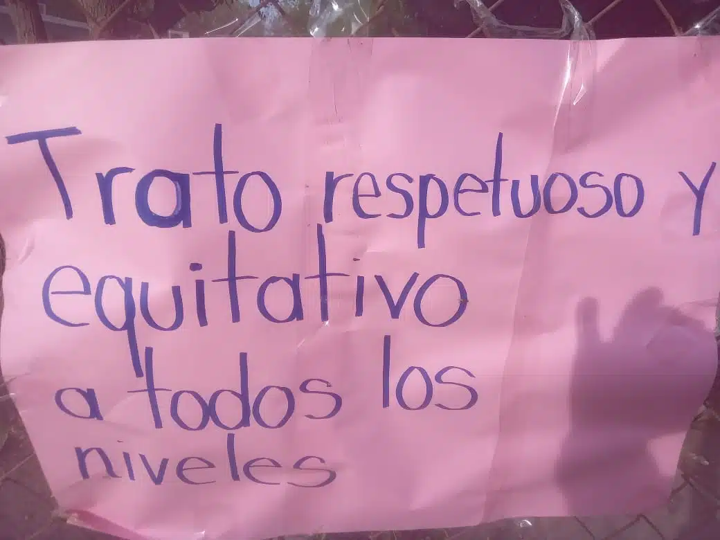 Cartulinas afuera de las oficinas del Departamento de Educación Indígena en Ahome