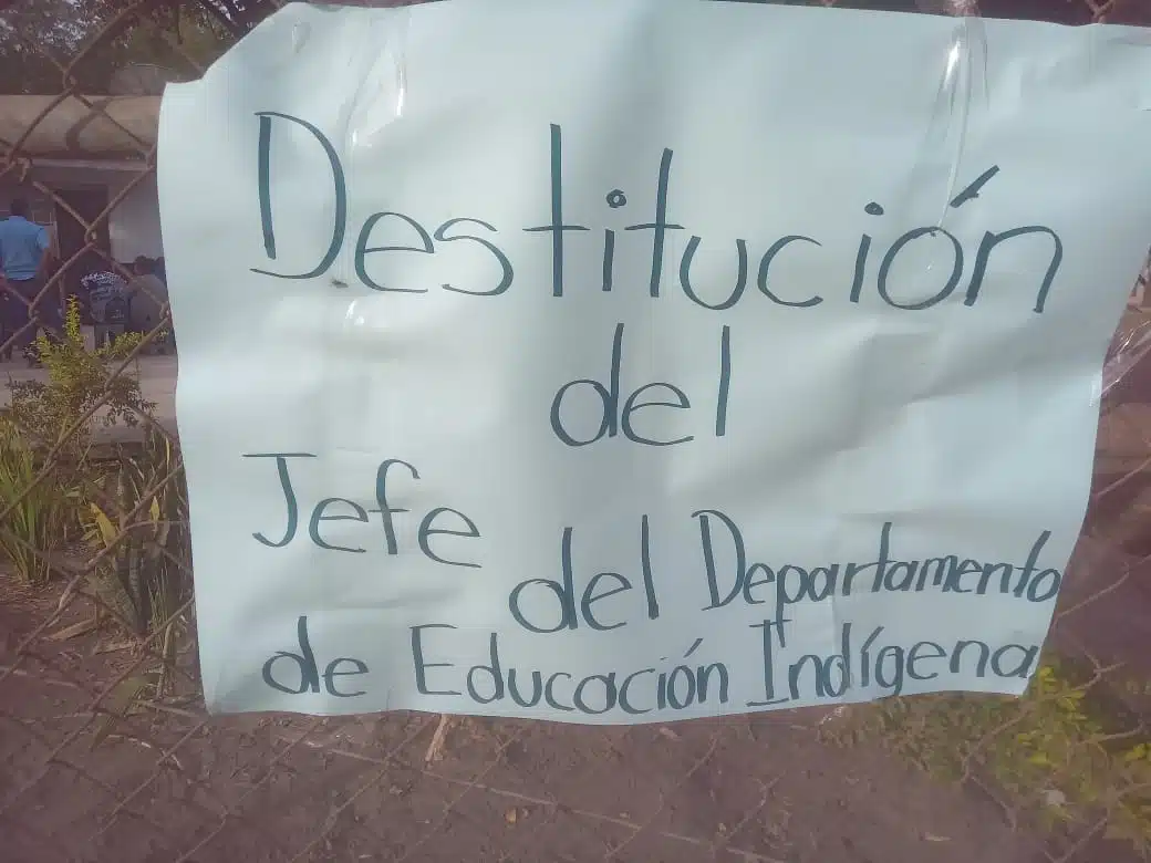 Cartulinas afuera de las oficinas del Departamento de Educación Indígena en Ahome