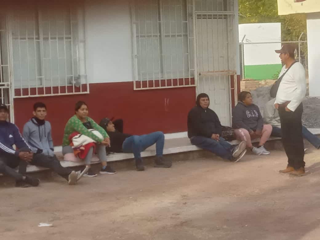 Maestros tomando las oficinas del Departamento de Educación Indígena en Ahome