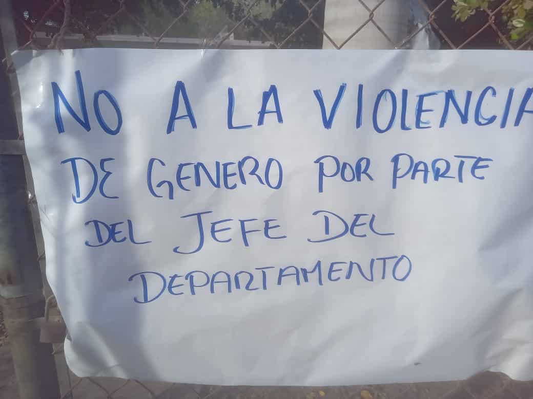 Cartulinas afuera de las oficinas del Departamento de Educación Indígena en Ahome