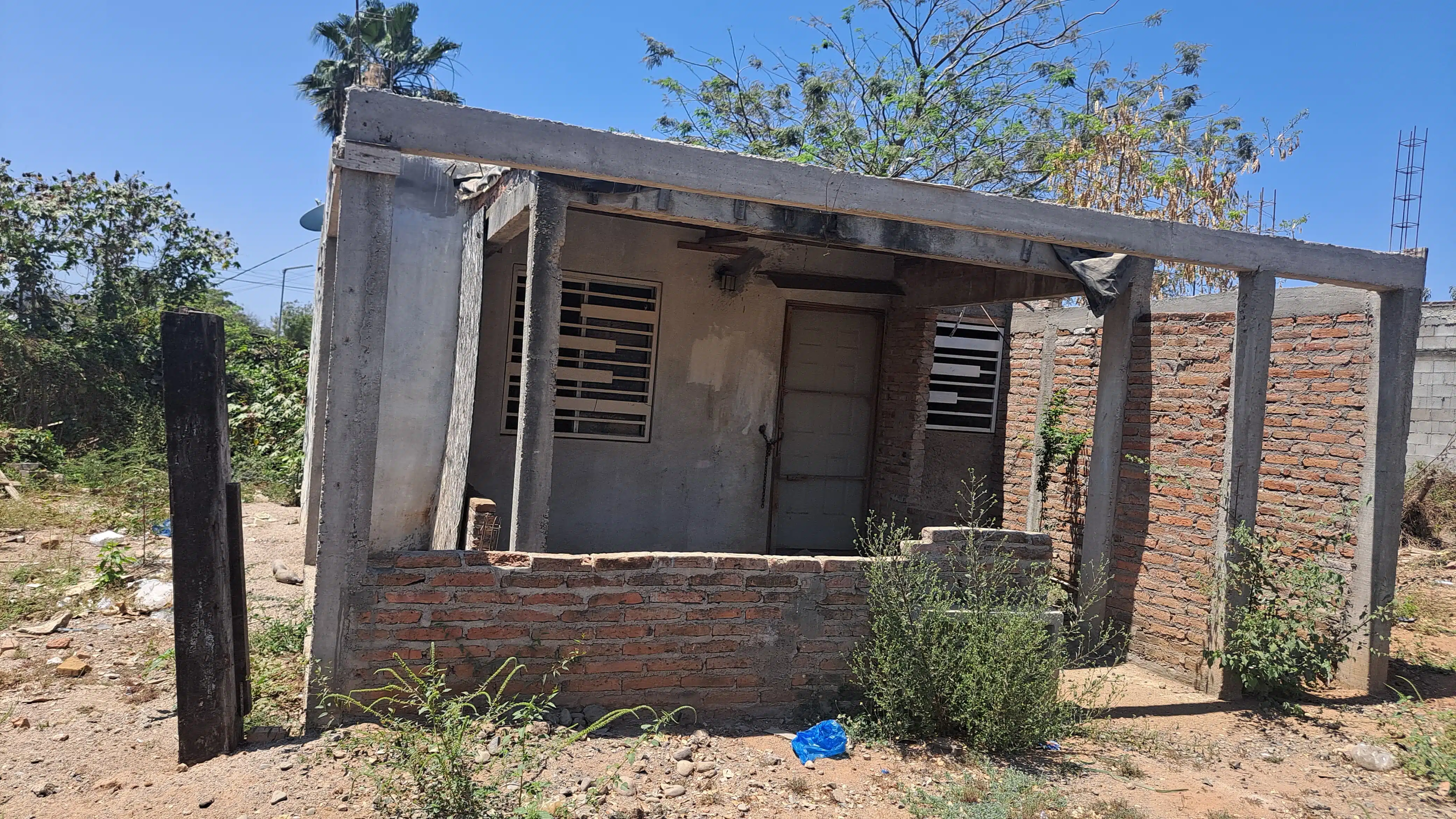 Desalojo de personas en la colonia Líderes en Acción en Mazatlán