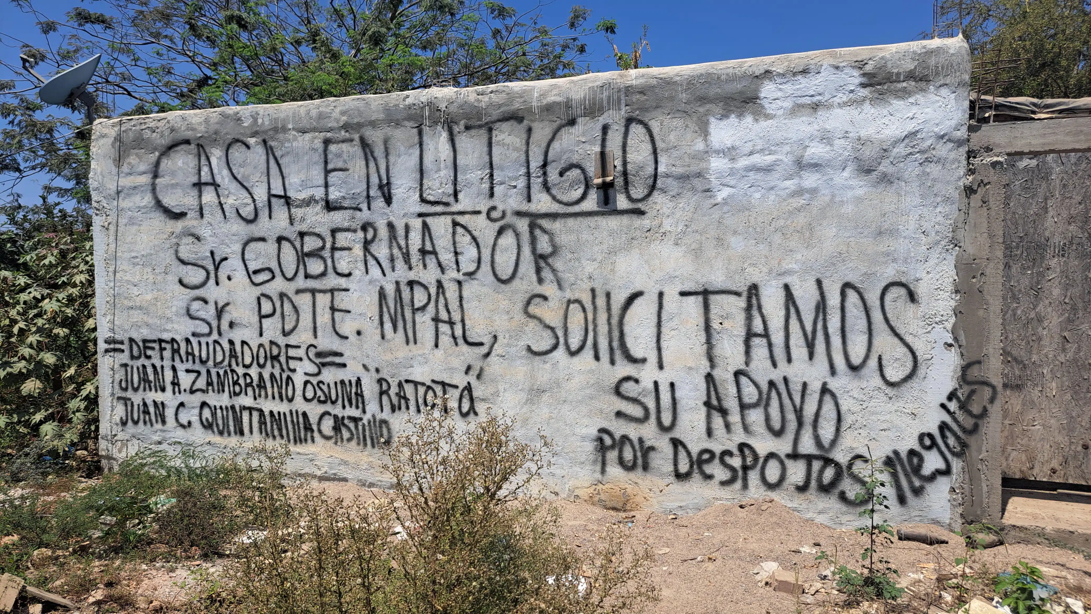 Desalojo de personas en la colonia Líderes en Acción en Mazatlán