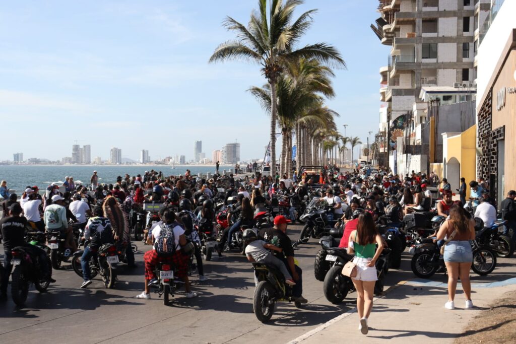 Desfile de motociclistas en Mazatlán