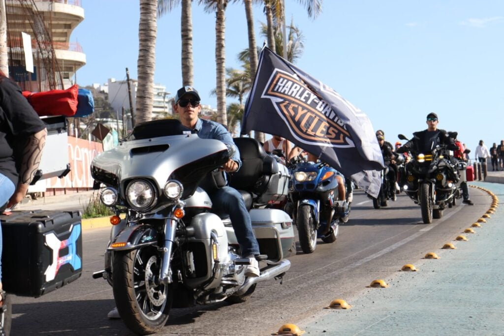 Desfile de motociclistas en Mazatlán